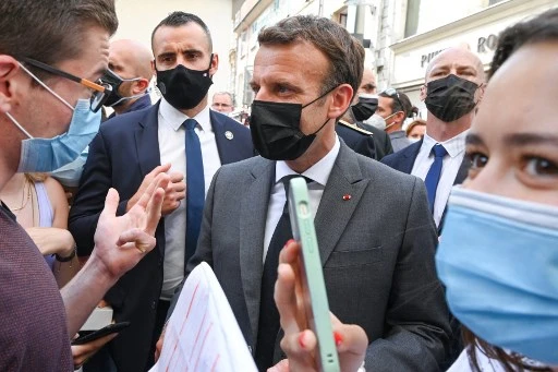 Macron giflé lors d'un déplacement, choc et condamnations unanimes