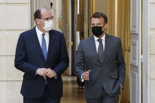Le président français Emmanuel Macron s'entretient avec le Premier ministre français Jean Castex, au palais présidentiel de l'Élysée à Paris, le 9 juin 2021 (Photo, AFP)