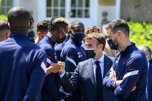 Le président français Emmanuel Macron accueille les joueurs avant un déjeuner à Clairefontaine-en-Yvelines, le 10 juin 2021 (Photo, AFP)