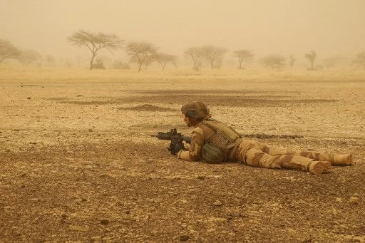 Dans cette photo d'archive prise le 26 mars 2019, un soldat français sécurise un périmètre lors d'une interruption du voyage du convoi militaire entre Gossi et Hombori avant le début de l'opération de la force française Barkhane dans la région du Gourma au Mali. (Daphné Benoit/AFP)
