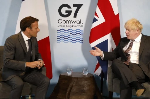 Le Premier ministre britannique Boris Johnson et le président français Emmanuel Macron participent à une réunion bilatérale lors du sommet du G7 à Carbis Bay, Cornwall, le 12 juin 2021 (Photo, AFP)