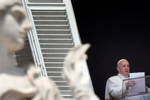Le pape François s'adresse à la foule depuis la fenêtre du palais apostolique donnant sur la place Saint-Pierre lors de sa prière de l'Angélus du dimanche au Vatican, le 13 juin 2021 (Photo, AFP)