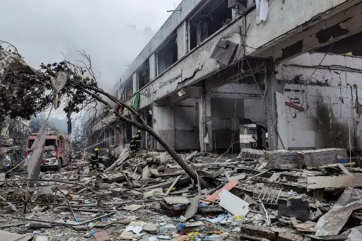 Des travailleurs recherchent des victimes dans un bâtiment endommagé par l'explosion d'une conduite de gaz qui a fait 25 morts et près de 140 autres blessés à Shiyan, dans la province chinoise du Hubei (centre), le 13 juin 2021 (Photo, AFP)