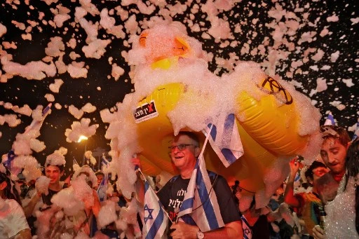 A Tel-Aviv, de la mousse et des drapeaux pour fêter le départ de Netanyahou