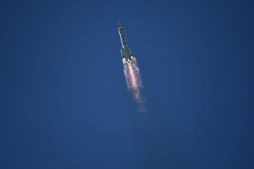 Une fusée porteuse Longue Marche-2F, transportant le vaisseau spatial Shenzhou-12 et un équipage de trois astronautes, se dirige vers l'orbite après avoir décollé du centre de lancement de satellites de Jiuquan dans le désert de Gobi au nord-ouest de la Chine le 17 juin 2021, la première mission avec équipage vers la nouvelle station spatiale chinoise (Photo, AFP)