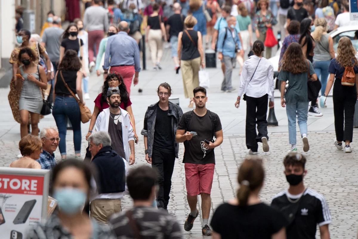Y a «de la joie», les Français tombent le masque à l'air libre, mais prudemment
