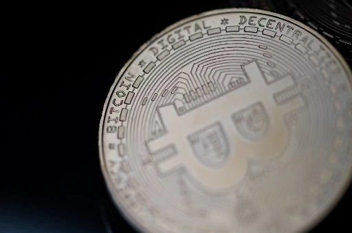 Le bitcoin renoue avec la volatilité qui l'avait rendu célèbre: en 2017, il avait commencé l'année à moins de 1 000 dollars avant de frôler les 20 000 dollars en décembre, pour mieux s'écraser en 2018 jusqu'à moins de 4 000 dollars (Photo, AFP)