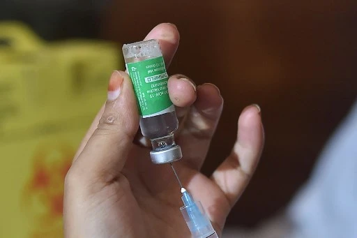 Une dose du vaccin Oxford-AstraZeneca au Bangabandhu Sheikh Mujib Medical University Hospital (BSMMU), à Dhaka le 22 juin 2021 (Photo, AFP)