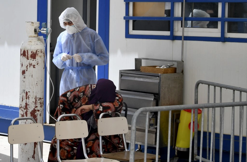 Tunisie: les hôpitaux à 90% pleins, le Premier ministre testé positif