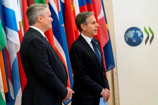 Le secrétaire d'État américain Antony Blinken et le secrétaire général de l'Organisation de coopération et de développement économiques (OCDE) Mathias Cormann lors de son arrivée au siège de l'OCDE à Paris, le 25 juin 2021 (Photo, AFP)