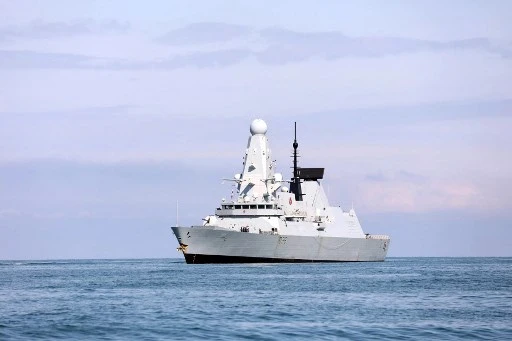 Cette photo publiée par l'ambassade britannique en Géorgie, montre le destroyer britannique HMS Defender au port de Batoumi sur la mer Noire, le 26 juin 2021 (Photo, AFP)