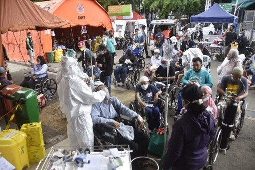 Le personnel médical teste les patients à l'extérieur d'un hôpital avant leur admission à Bekasi le 27 juin 2021, alors que de nouvelles infections augmentent en Indonésie (Photo, AFP)