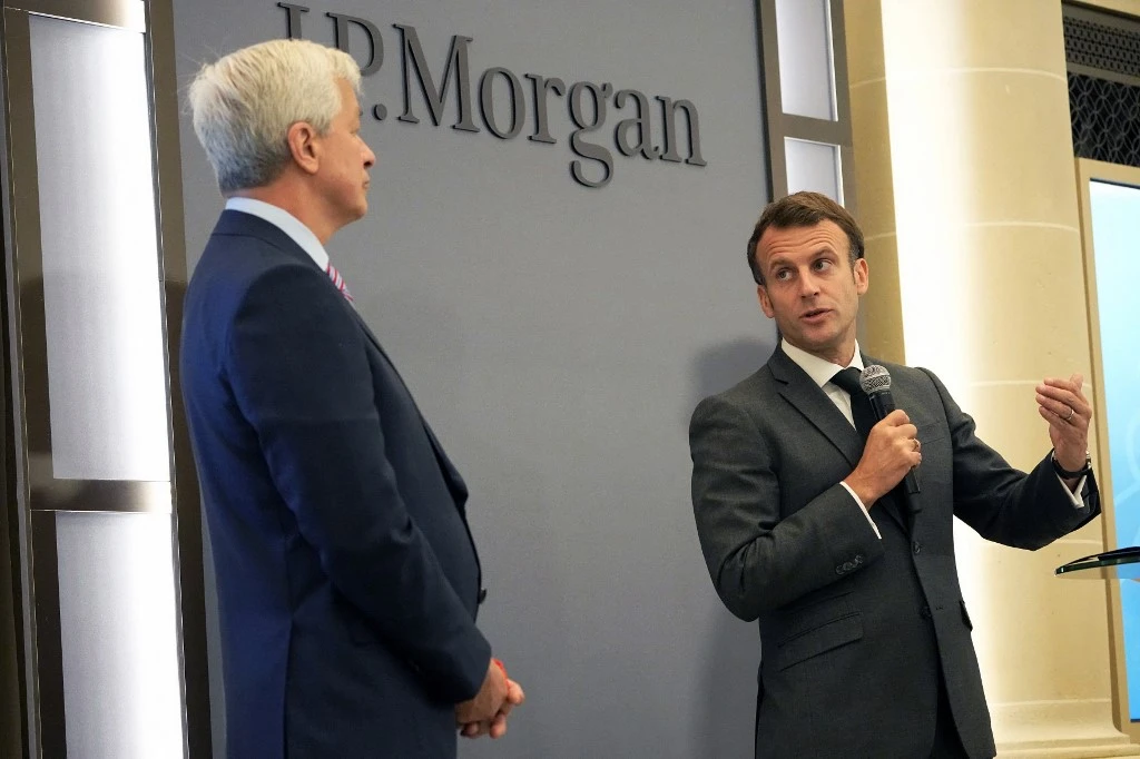 Macron chez JP Morgan pour marquer le retour d'activités financières en France