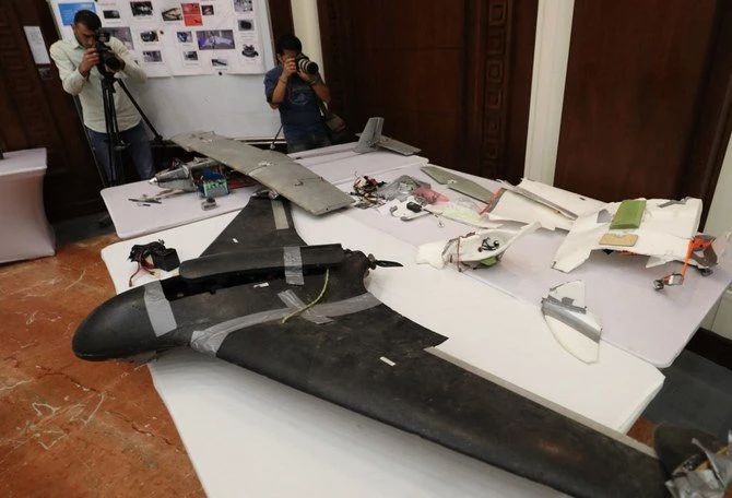 Un drone utilisé, selon l’armée des EAU, par les Houthis au Yémen dans leurs combats contre les forces de la Coalition dirigée par les EAU et l'Arabie saoudite, à Abu Dhabi, le 19 juin 2018. (Fichier/AFP)