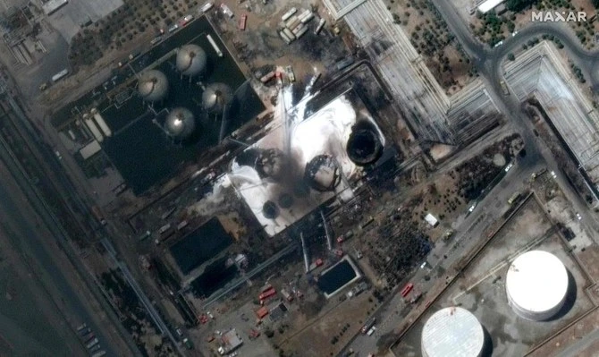 On voit sur cette image satellite, fournie par Maxar Technologies, des sapeurs-pompiers en train d'éteindre un incendie dans une raffinerie de pétrole à Téhéran, le 3 juin 2021. (Fichier/AFP)