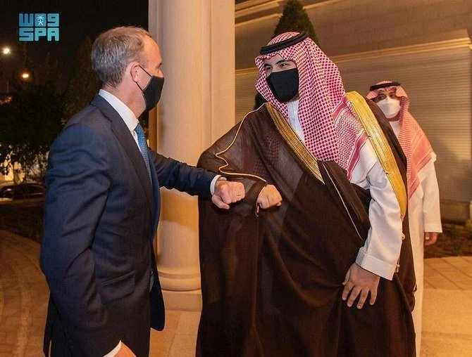 Le ministre britannique des Affaires étrangères, Dominic Raab, a rencontré lundi le vice-ministre saoudien de la Défense, le prince Khaled ben Salmane ben Abdulaziz. (SPA)