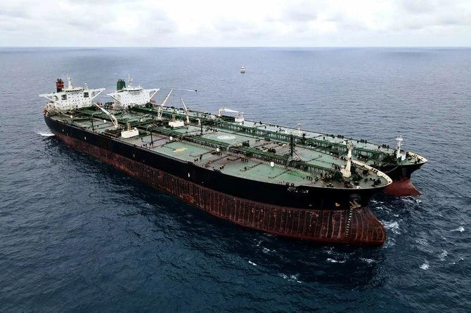 Un pétrolier iranien et un navire panaméen saisis, soupçonnés de transférer illégalement du pétrole dans les eaux indonésiennes, le 24 janvier 2021 (Fichier/AFP)