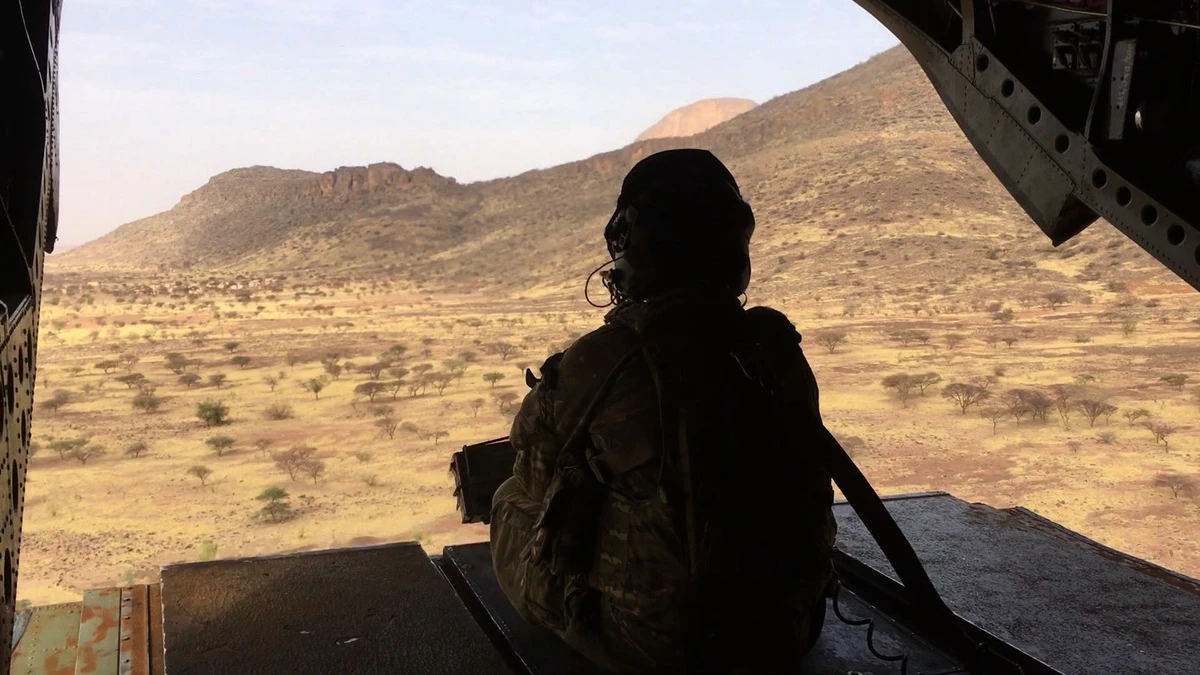 Gourma malien près d'Hombori, vu d'un hélicoptère Chinook avec soldat avec mitrailleuse au premier plan (Photo, AFP)