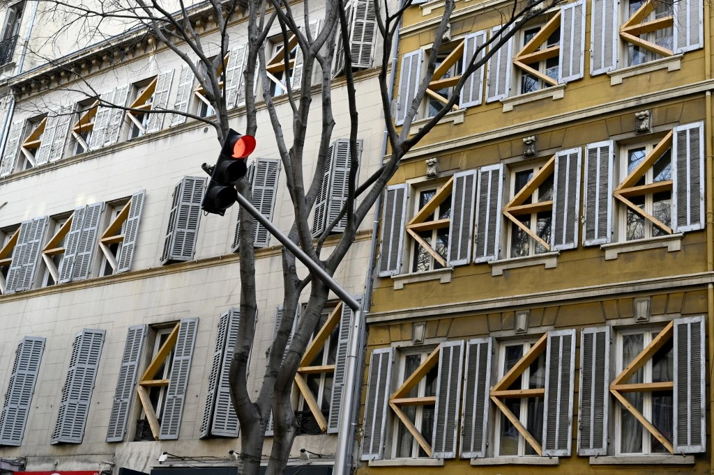 Une photo prise le 23 février 2021 montre un immeuble fermé dans le centre de Marseille, dans le sud de la France. Deux ans après l'effondrement de deux immeubles de la rue d'Aubagne (AFP)
