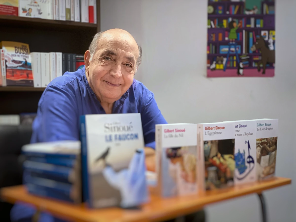 Gilbert Sinoué, auteur de best-sellers historiques et ancien parolier de Dalida, Claude François ou François Valéry était à Abu Dhabi pour le lancement de son nouvel ouvrage L’Île du couchant (Photo, Eva Levesque)