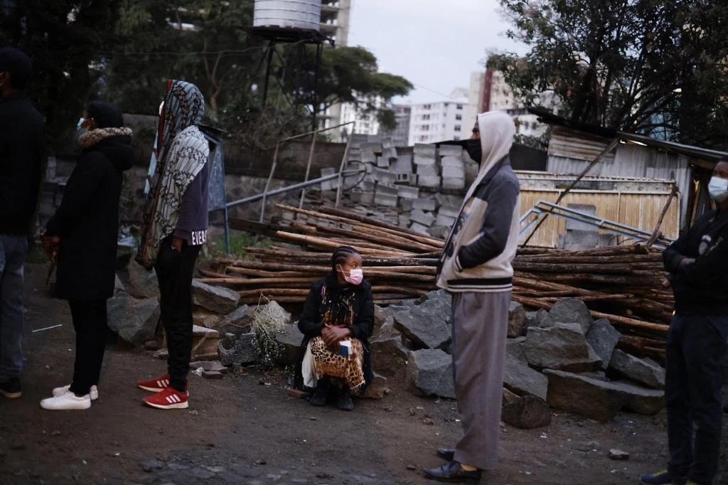 Les gens font la queue pour voter avant l'ouverture des bureaux de vote à Addis-Abeba, en Éthiopie, le 21 juin 2021, lors des élections législatives et régionales en Éthiopie (AFP)