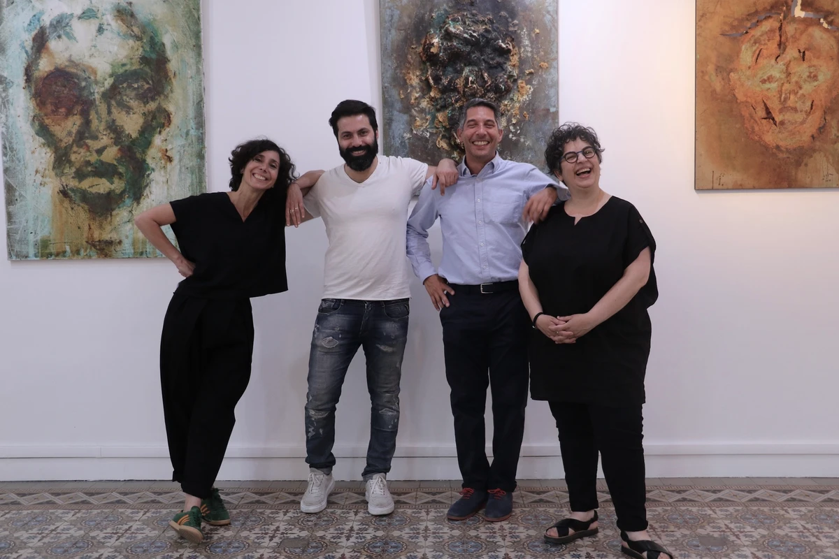 Les artistes Joelle Dagher, Mahmoud Halabi, Mahmoud Akhal et Johanna Saadé à la galerie Ménil'8 où ils exposent leurs oeuvres et leurs regards sur la guerre civile libanaise. Photo Anne Ilcinkas