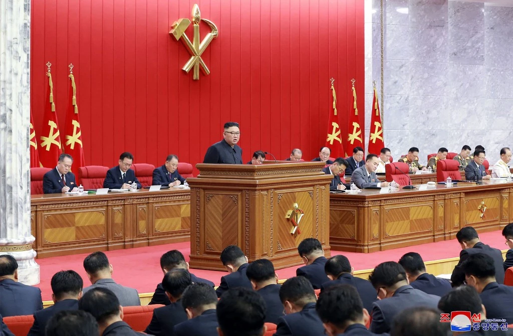 Le dirigeant nord-coréen Kim Jong Un (C) assistant à la 3e réunion plénière du 8e Comité central du Parti des travailleurs de La Corée à Pyongyang. STR / KCNA VIA KNS / AFP