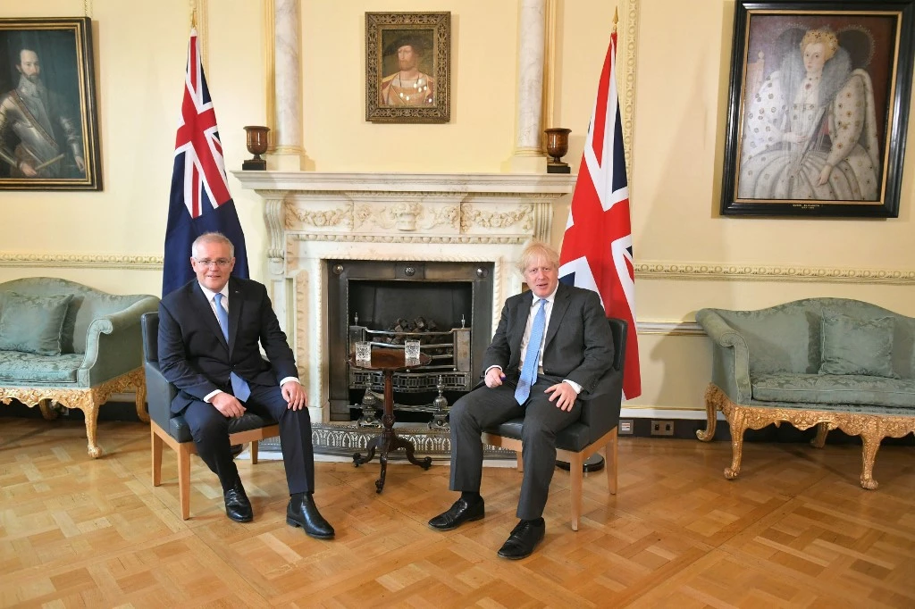 Le Premier ministre britannique Boris Johnson (à droite) s'entretient avec le Premier ministre australien Scott Morrison lors de leur rencontre au 10 Downing Street, dans le centre de Londres, le 15 juin 2021.(AFP)