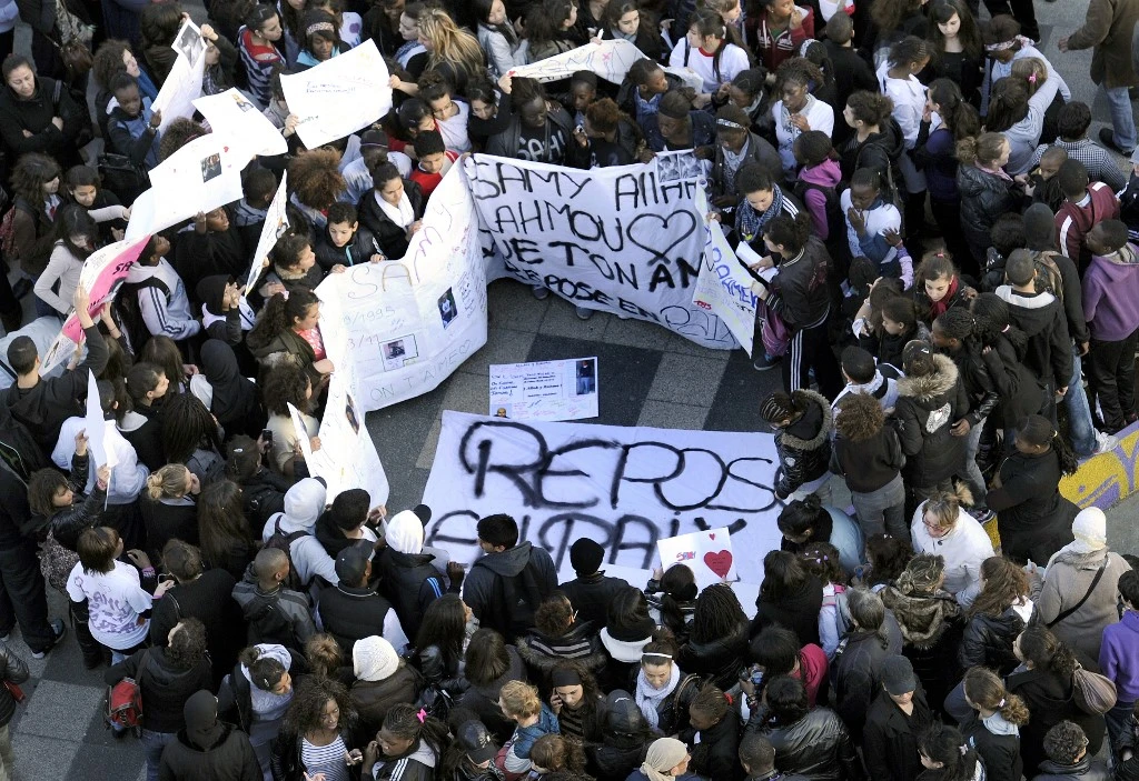 Des personnes sont rassemblées avant de participer à une marche silencieuse suite au décès d'un adolescent de 15 ans dans un contexte de lutte entre bandes.(Photo d'Archives AFP)