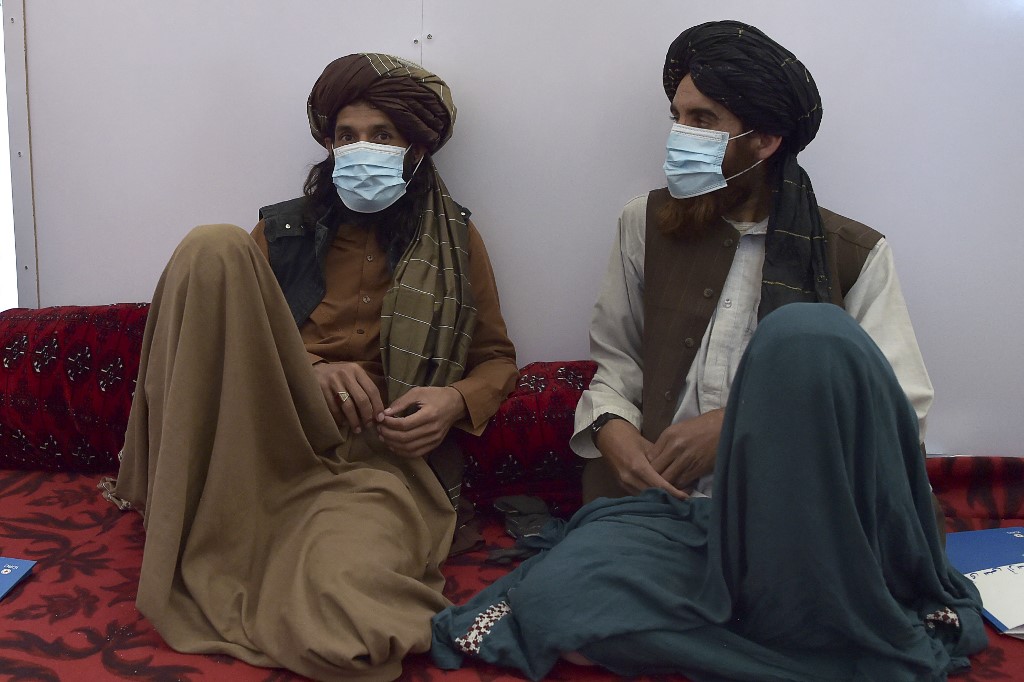Des combattants talibans assistent à un cours de formation aux premiers secours organisé par le Comité international de la Croix-Rouge (AFP)