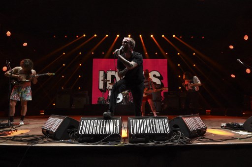 Des membres du groupe anglais Idles se produisent sur scène lors du 31e festival de musique rock Eurockeennes à Belfort, dans l'est de la France, le 5 juillet 2019. (Sébastien Bozon/AFP)