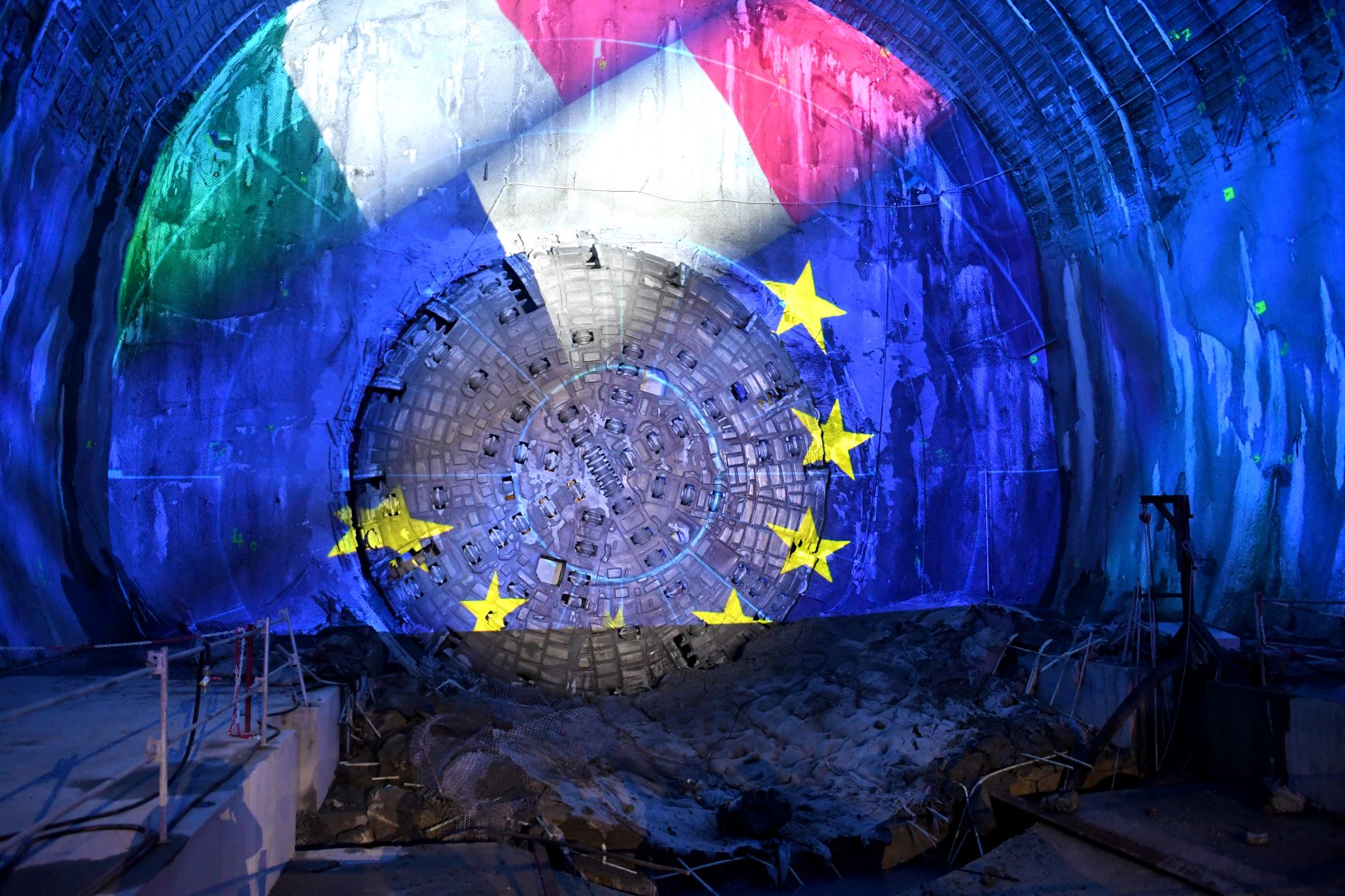 57 km sous les Alpes: le chantier du tunnel Lyon-Turin sur les rails