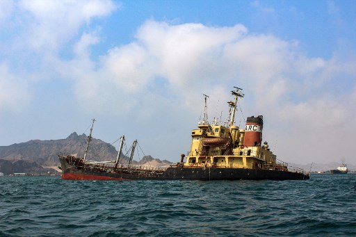 Une photo prise le 26 septembre 2019 montre une vue du pétrolier Rudeef GNA battant pavillon yéménite, en train de couler dans les eaux au large de la deuxième ville et port du Yémen, Aden. Quatre navires appartenant à la raffinerie d'Aden sont inopérants depuis près de neuf ans et ont été remorqués hors des actifs de la raffinerie en 2014 par crainte de couler. (Saleh Al-Obeidi/AFP)