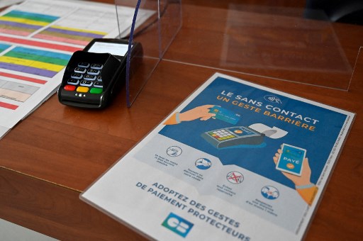 Le paiement sans contact par carte bancaire, au guichet de la piscine publique «La conterie» à Chartres-de-Bretagne, banlieue de Rennes, ouest de la France le 28 mai 2020 (Photo, AFP)