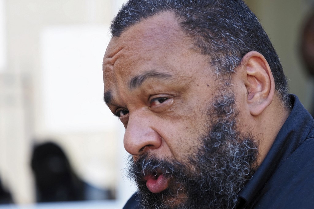 L'humoriste français Dieudonné M'Bala M'Bala réagit devant le palais de justice de Chartres le 22 juin 2020, avant l'audience de son procès pour « propos racistes et antisémites »( AFP)