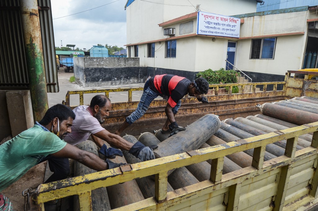 Bangladesh: face au virus, les habitants en quête désespérée d'oxygène