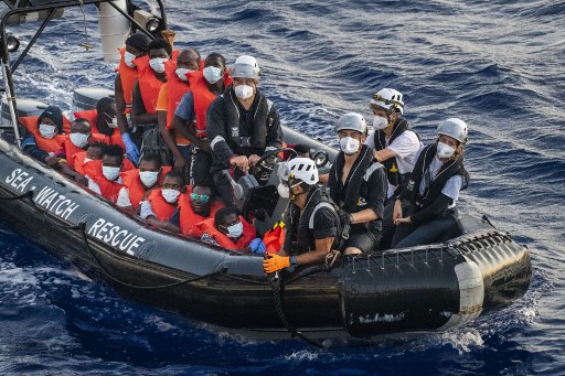 Des membres d'équipage du navire de sauvetage en mer civil Sea-Watch 4 et de l'ONG Médecins sans Frontières (MSF), le 29 août 2020 (Photo, AFP)
