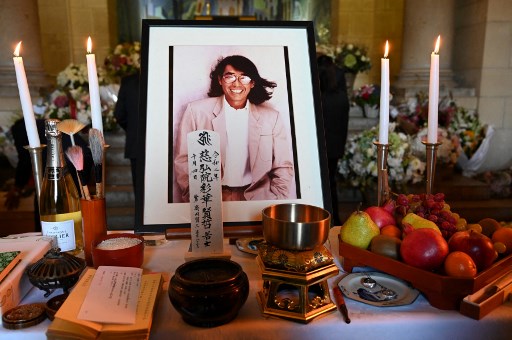 Cérémonie d'hommage au créateur de mode Kenzo Takada, le 9 octobre 2020, au cimetière du Père Lachaise à Paris. Le fondateur de la marque mondiale Kenzo, notamment pour ses imprimés floraux emblématiques, est décédé dans la capitale française le 3 octobre 2020 à l'âge de 81 ans après avoir contracté le coronavirus. (Bertrand Guay/AFP)