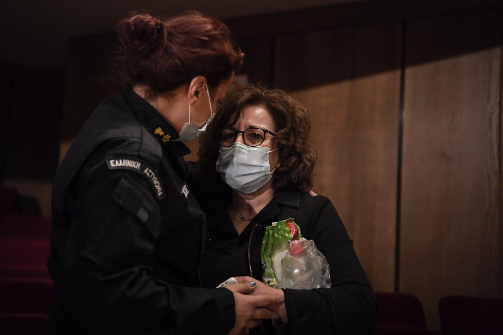 Magda Fyssas (d), mère du jeune rappeur Pavlos Fyssas, assassiné par un membre du parti néo-nazi Aube dorée en 2013, dans une salle d'audience à Athènes le 22 octobre 2020. AFP/archives