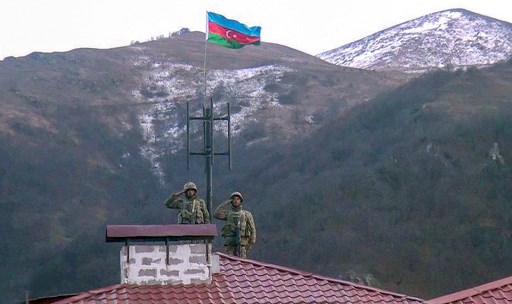 Cette photographie publiée par le ministère azerbaïdjanais de la Défense le 28 novembre 2020 montre des soldats azerbaïdjanais sur le toit d'un immeuble de la ville de Kalbajar, dans le Haut-Karabakh (Photo, AFP)