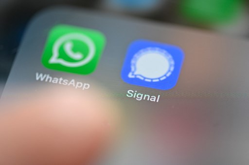 Cette photo prise le 22 janvier 2021 à Rennes, dans l'ouest de la France, montre un écran de smartphone avec les applications de service de messagerie WhatsApp et Signal. (Damien Meyer/AFP)