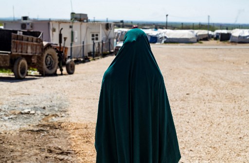 Une détenue française au camp Roj, où sont prisonniers des proches de personnes soupçonnées d'appartenir au groupe État islamique (EI), dans la province syrienne de Hasakah, dans le nord-est, le 28 mars 2021. (Delil Souleiman / AFP)