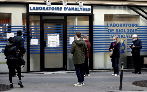 Dans les files d'attente parisiennes pour se tester, peu de candidats au pass sanitaire