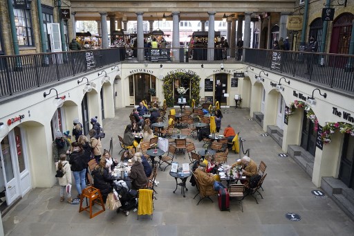 Des clients consomment dans les restaurants et cafés rouverts de Covent Garden, dans le centre de Londres, alors que les restrictions sur les coronavirus sont assouplies à travers le pays après le troisième verrouillage national de l'Angleterre le 12 avril 2021. (Niklas Halle'n/AFP)