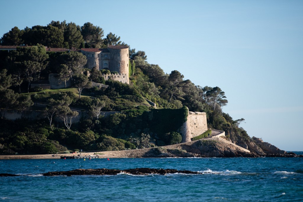 Des vacances à l'ombre de la Covid pour Macron et le gouvernement