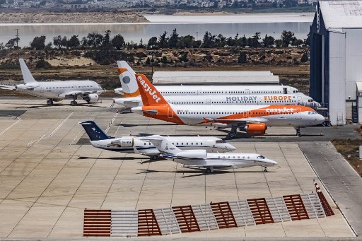 Cette photo prise le 28 mai 2021 montre une vue (de l'avant vers l'arrière) d'un Avcon Jet Cessna Citation X, d'un Canadair Challenger 850, d'un EasyJet Airbus A320 sur le tarmac de l'aéroport international de Larnaca dans la ville côtière du sud de Chypre. (Amir Makar /AFP)