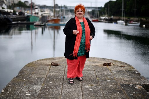 Membre de la Convention Citoyenne du Climat et deuxième de la liste «Bretagne Insoumise» pour les élections régionales Yolande Bouin pose le 10 juin 2021 à Douarnenez, dans l'ouest de la France. Fred TANNEAU / AFP