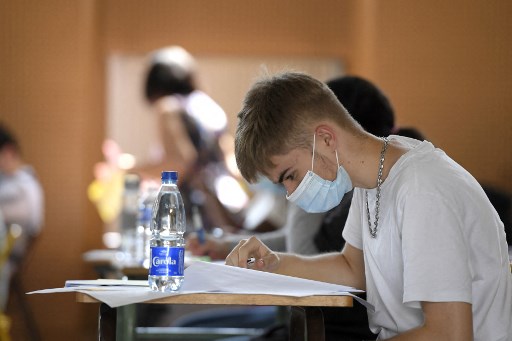 Un lycéen masqué lors de l'examen de français, première session d'épreuves du baccalauréat 2021 le 17 juin 2021 au lycée Pasteur de Strasbourg, dans l'est de la France. (Frederick Florin/AFP)