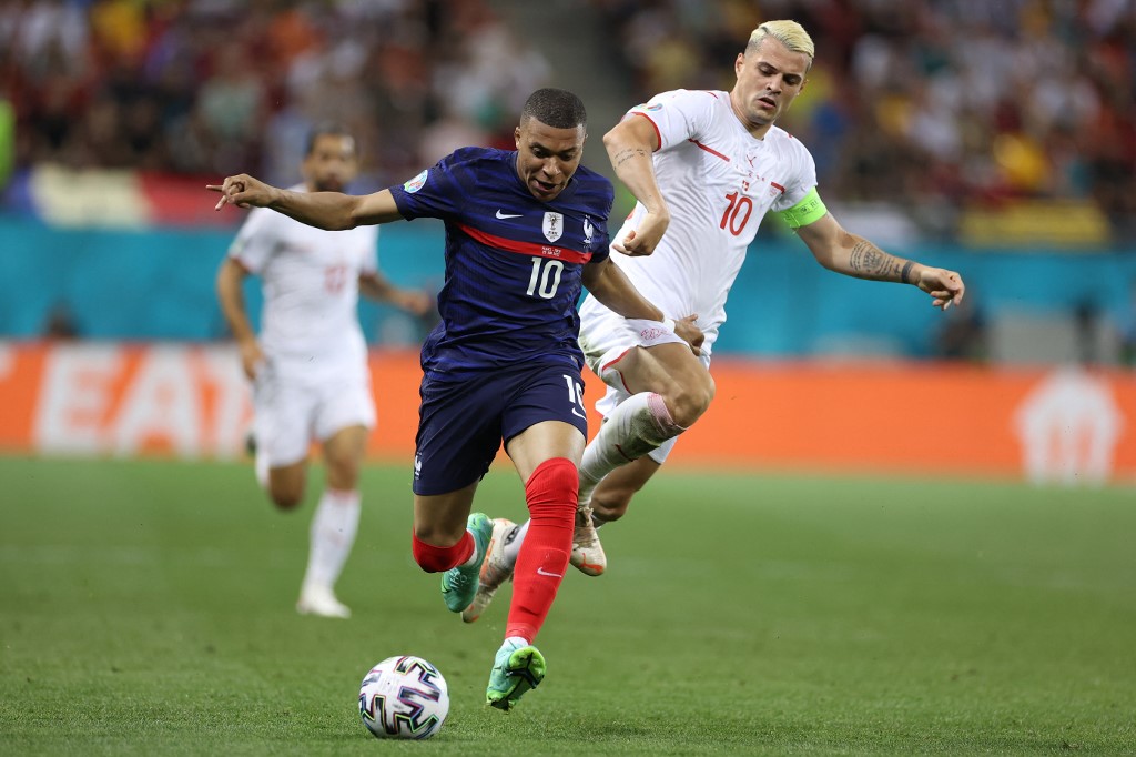 Euro de foot: le parquet de Paris enquête sur des tweets racistes contre les Bleus