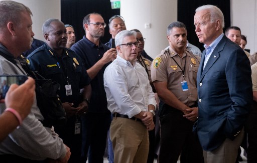 Le président américain Joe Biden et les premiers intervenants à l'effondrement de l'immeuble de 12 étages Champlain Towers South à Surfside, en Floride, le 1er juillet 2021 (Photo, AFP)